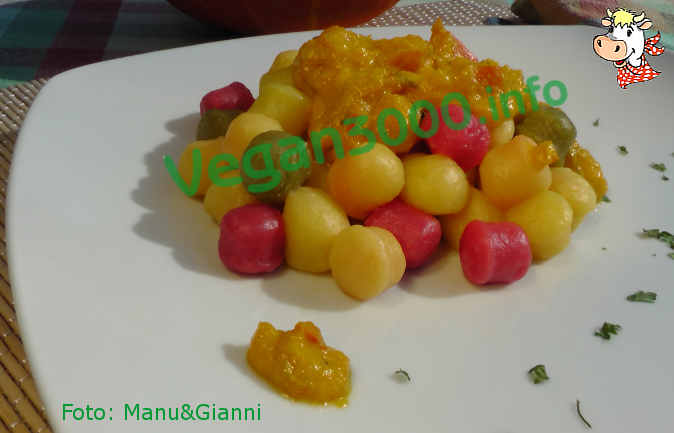 Foto numero 1 della ricetta Tricolor dumplings in pumpkin curry sauce