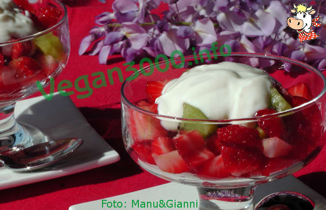 Foto numero 1 della ricetta Fragole e kiwi con yogurt di riso