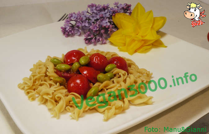 Foto numero 1 della ricetta Fusilli with edamame and cherry tomatoes