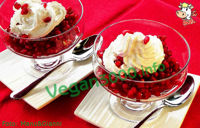 Foto numero 1 della ricetta Pomegranate dessert bowls with whipped cream