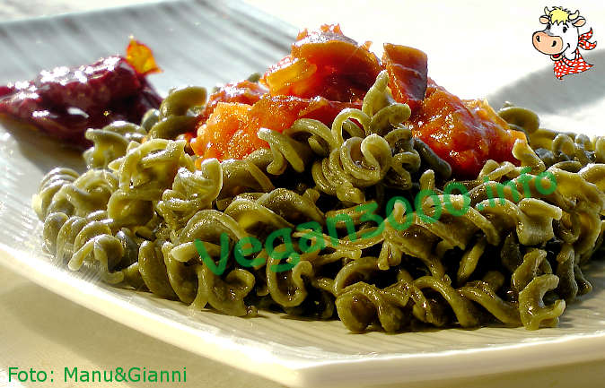 Foto numero 1 della ricetta Fusilli alla spirulina con ratatouille di verdure