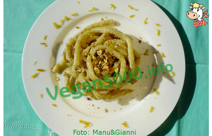 Foto numero 2 della ricetta Fusilli al torchio con pesto di pistacchi agrumato