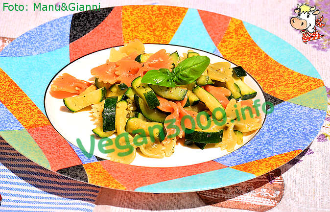 Foto numero 1 della ricetta Farfalle tricolori con zucchine saltate in padella