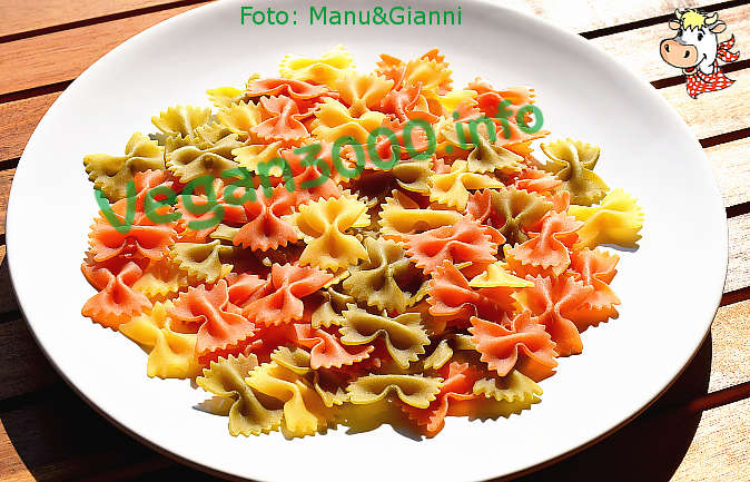 Foto numero 2 della ricetta Farfalle tricolori con zucchine saltate in padella