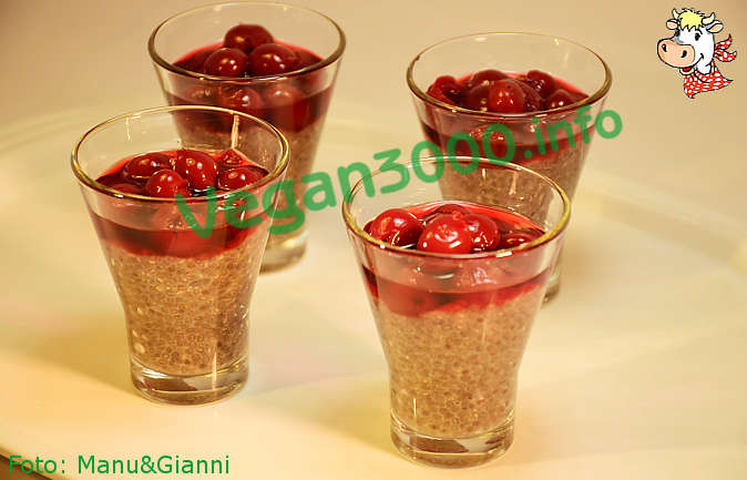 Foto numero 1 della ricetta Chia dessert with sour cherries in syrup