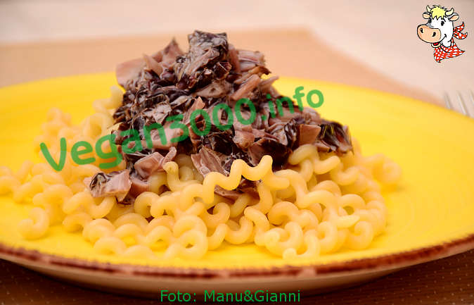 Foto numero 2 della ricetta Fusilli lunghi bucati con salsa di radicchio