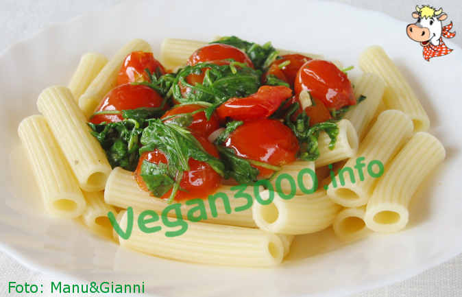 Foto numero 1 della ricetta Macaroni with tomatoes and rocket